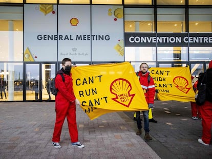 Protesta de activistas ambientales, este viernes, frente a la sede de Shell en Róterdam.