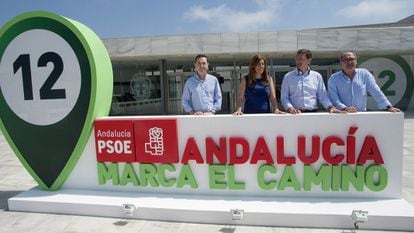 Susana Díaz, con el secretario del PSOE de Almería, José Luis Sánchez Teruel (a la derecha), en el palacio de exposiciones de El Toyo.