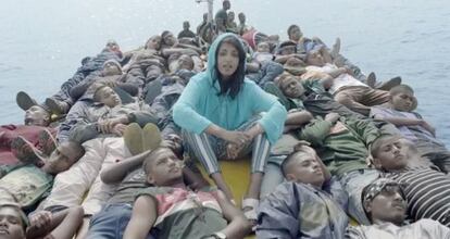 M.I.A., en una patera rodeada de inmigrantes, en el vídeo de su canción 'Borders'.