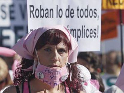 Una mujer en la manifestación de la 'marea blanca' celebrada ayer.