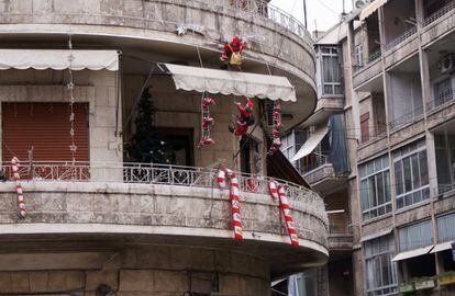 Adornos de Navidad decoran un balcón de la ciudad de Alepo. Foto tomada el 12 de diciembre de 2009.