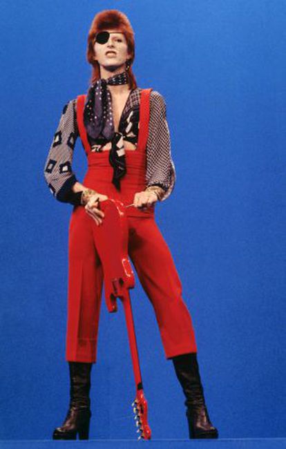 Bowie, vestido de pirata apocalíptico en una presencia televisa de 1974.