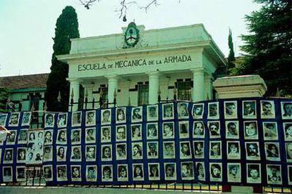 Fotos de desaparecidos sujetas a la reja que protege el acceso principal de la ESMA, en la ciudad de Buenos Aires.