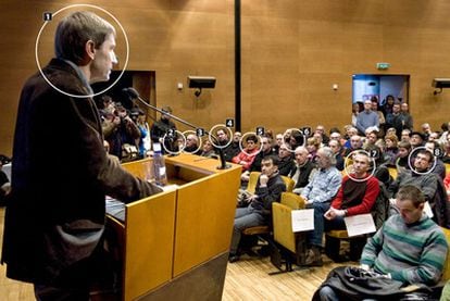 Acto de presentación de Sortu en Bilbao. Rufi Etxeberria (1) se dirige al público, entre el que se encuentran Rafa Diez Usabiaga (2), Eugenio Etxebeste (3), Pernando Barrena (4), María Ángeles Beitialarrangoitia (5), Joseba Álvarez (6), Joseba Permach (7) y Juan José Petrikorena (8).