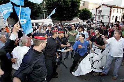 Los <i>mossos</i> separando a militantes populares y a jóvenes radicales ayer en Mataró.