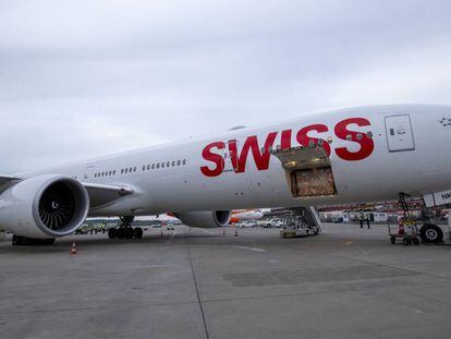 Un avión de Swiss en el aeropuerto de Ginebra durante la descarga de material sanitario importado de China. 