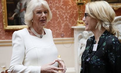 Camilla Parker y la actriz Gillian Anderson, en la recepción de Mujer del Mundo en Buckingham Palace.