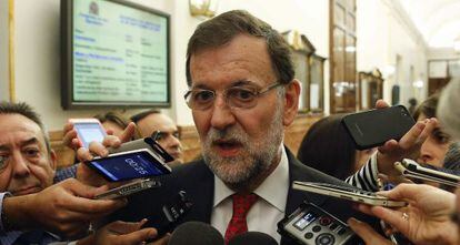 Rajoy atiende a los medios el pasado jueves en el Congreso