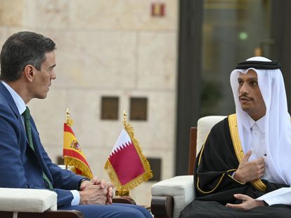 Sánchez (izqda.) mantiene una reunión con el primer ministro y ministro de Asuntos Exteriores de Qatar, Mohamed bin Abdulrahman al Zani, en Doha (Qatar), este miércoles.