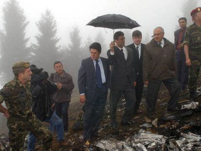 Federico Trillo, durante la visita al lugar del accidente en mayo de 2003.