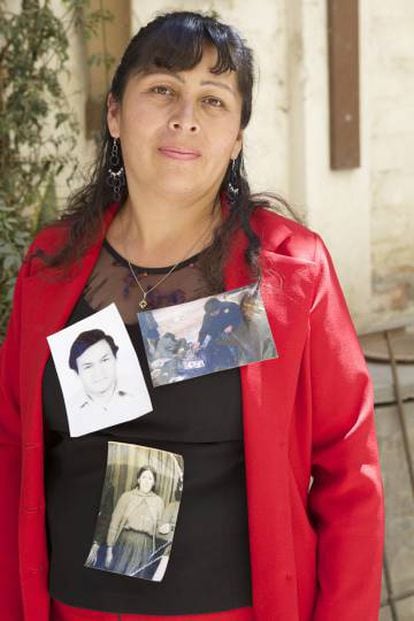Rodomila Segovia, con las fotos de sus familiares desaparecidos colgadas en el pecho. Nunca encontró los restos de su abuela, hasta ahora los sigue buscando, pero a la vez es asistente social y ayuda a quienes han pasado por la misma circunstancia.