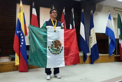 Diego Hinojosa, al ganar la medalla de oro en la Olimpiada Matemática.