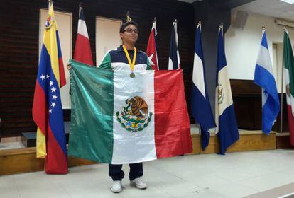 Diego Hinojosa, al ganar la medalla de oro en la Olimpiada Matem&aacute;tica.