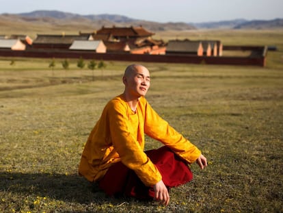 Monjes 'millennials' se hacen cargo de los monasterios budistas en Mongolia