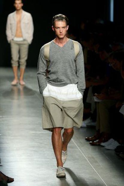 Uno de los modelos de Bottega Veneta para la semana de la moda de hombre de Milán.