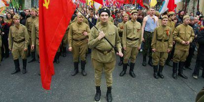 Manifestantes prorrusos vestidos con uniformes sovi&eacute;ticos este jueves en la ciudad ucrania de Odessa.