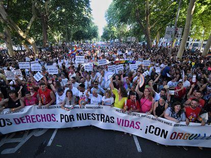 Miles de personas participan en la marcha del Orgullo en Madrid.