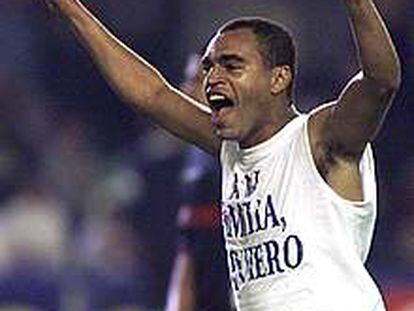 Denilson celebra uno de sus goles.