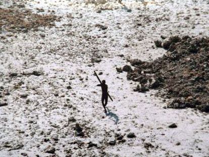 Las autoridades interrumpen el rescate del cadáver de John Allen Chau, atacado por la tribu que habita la isla de Sentinel del Norte, según informa la BBC