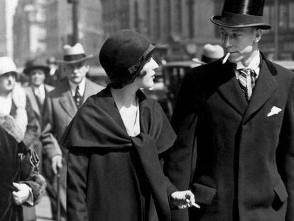 Una mujer exhibe su “antorcha de libertad” en Nueva York, en 1928, en una acción organizada por Bernay para la American Tobacco Company.