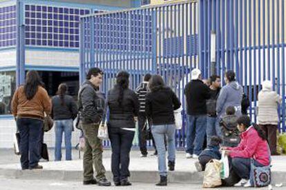 Familiares de inmigrantes internados en el CIE de Aluche, en 2009.