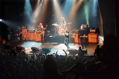 El grupo Eagles of Death Metal, tocando en Bataclan el viernes.