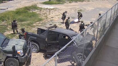 Imagen de una cámara de seguridad donde se observa a un grupo de militares asesinar a cinco civiles en Nuevo Laredo (Tamaulipas), el 18 de mayo de 2023.