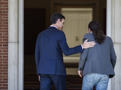 Pedro Sanchez recibe en el Palacio de La Moncloa al lider de Unidas Podemos, Pablo Iglesias, en una imagen de archivo.