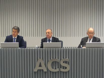 El CEO de ACS, Juan Santamaría, junto al presidente Florentino Pérez y el director general corporativo, Ángel García Altozano.