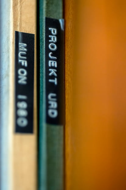 Detalle de unos documentos del ufólogo.