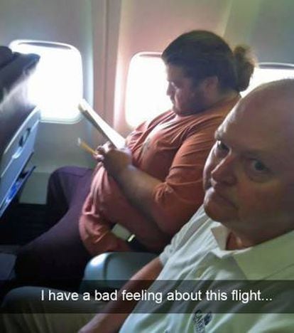 "Este vuelo me da malas vibraciones", escribía el pasajero que se encontró con que Hugo Reyes de 'Perdidos' era su compañero de asiento. Imgur