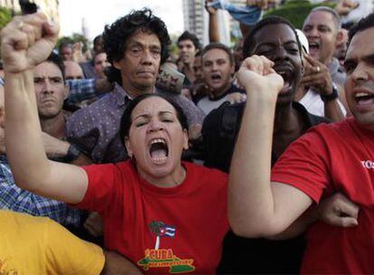 Reinaldo Escobar (en el centro con camisa morada), marido de Yoani Sánchez, rodeado de castristas que el viernes lo insultaron y agredieron.
Yoani Sánchez.