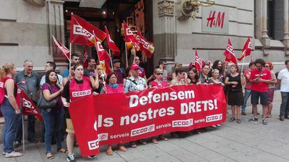 Treballadors d'H&M protesten davant de la botiga de portal de l'Àngel el 27 de juliol.