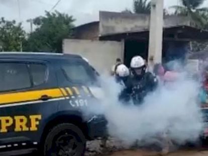 Un hombre muere en un coche patrulla en Brasil donde policías le encerraron con gases lacrimógenos