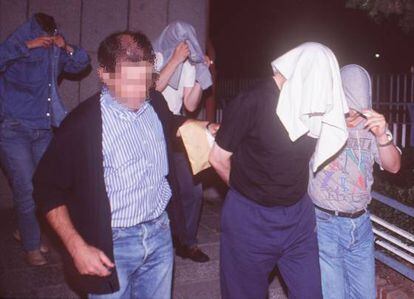 Polic&iacute;as nacionales conducen a Koldo Larra&ntilde;aga, detenido en Madrid, en 1999.