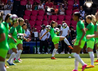 Las jugadoras del Wolfsburgo femenino, durante el calentamiento antes de la final.