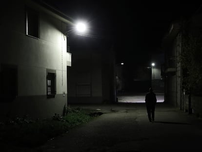 Un hombre pasea por San Juan del Rebollar (Zamora).