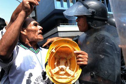 Un minero se enfrenta a un policía durante una manifestación, el domingo, en las calles de Lima.