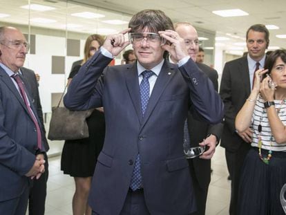 Carles Puigdemont visita, ayer, la planta de AAM Powertrain, en Gav&agrave;.