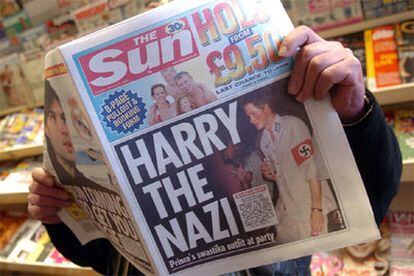 Un lector ojea &#39;The sun&#39;, en cuya portada aparece la image del príncipe Harry disfrazado de oficial nazi.