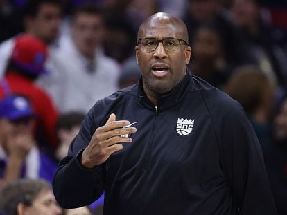 Mike Brown durante el partido de los Sacramento Kings contra los Philadelphia 76ers, esta temporada en la NBA.