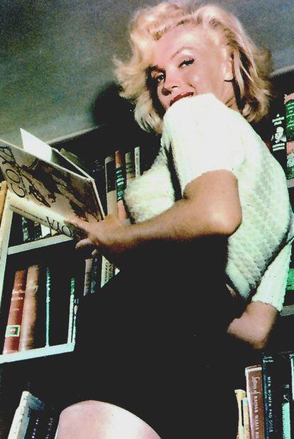 Marilyn consulta un libro sobre Goya en 1953.