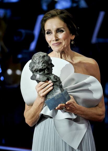 La actriz Ana Belén ha recogido el Premio Goya de Honor a toda su carrera con un discurso en el que ha defendido al cine español y en el que ha pedido “salud y trabajo para esta profesión, que no se merece tanto desprecio de sus gobernantes”. Tras resaltar la precariedad laboral del sector, ha incidido en el papel de las mujeres en el cine. “¿Por qué cuesta tanto trabajo que a las mujeres se nos reconozca como a los hombres, incluso en una profesión tan liberal como la nuestra?”, ha preguntado Ana Belén.