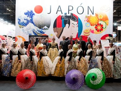 Un grupo de falleras posa en el estand de Japón en Fitur 2023, celebrado en Ifema (Madrid).