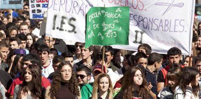 Alumnos de Secundaria en la manifestaci&oacute;n por las calles de Alicante. 