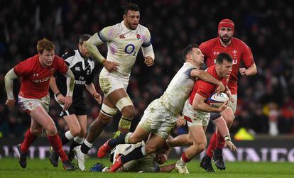 Gareth Davies es placado por Danny Care.