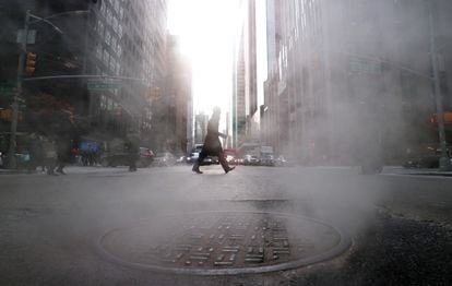 El contacto del agua con del exterior con las tuberías de los sistemas de calefacción producen esta imagen tan típica de Nueva York, en la que las alcantarillas emiten nuebes de vapor. Aquí, en la Sexta Avenida, en febrero de 2019. |
