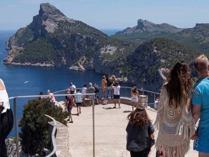 Turistas en el mirador de Es Colomer en Formentor (Mallorca).