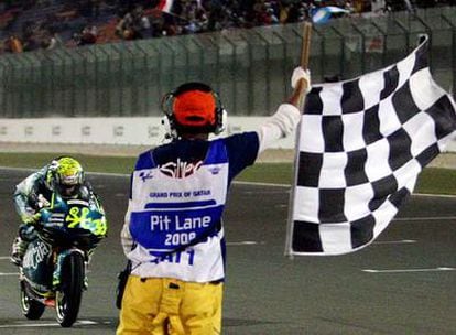 Sergio Gadea cruza la línea de meta en la carrera de 125cc.