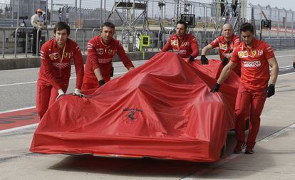 Los mecánicos llevan el Ferrari de Leclerc al garaje en Austin.